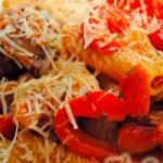 Pasta mit gebratenen Zucchini, Tomaten und Speck